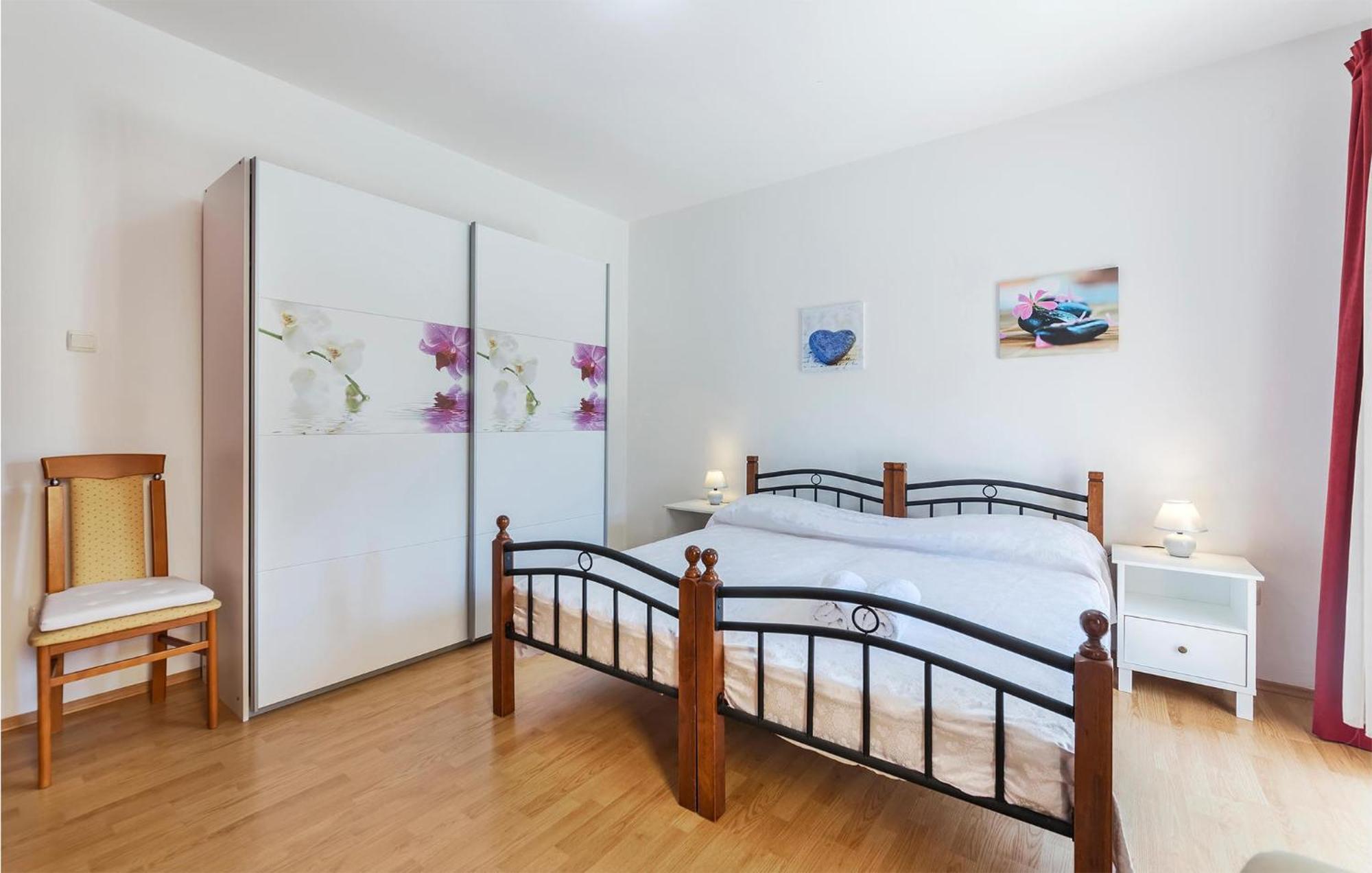 2 Bedroom Beautiful Apartment In Valtura Exterior foto